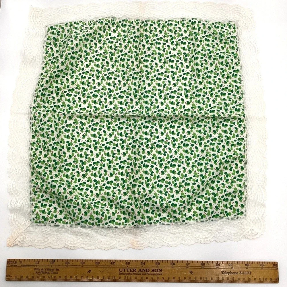 Set of 4 Vintage Green Hollyberry Napkins Lace Trim Cotton Fabric Floral Decor‎
